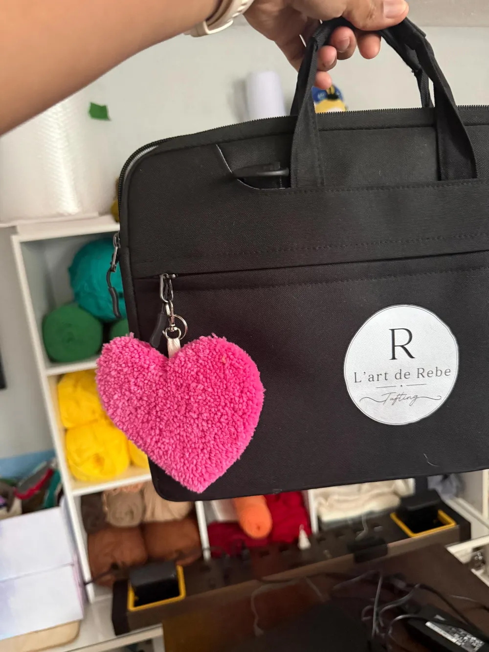 Porte-clés cœur rose sur un sac