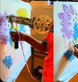 Dessin d’enfant tufté en gribouillis colorés