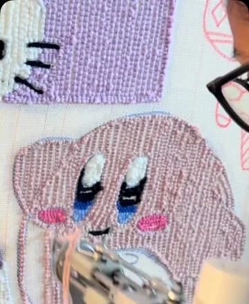 Kirby en cours de tufting sur la toile