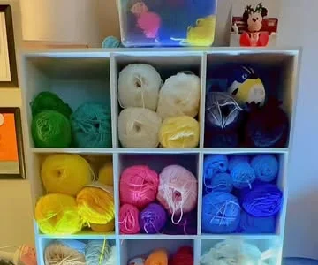 Le mur de laine colorée de l’atelier
